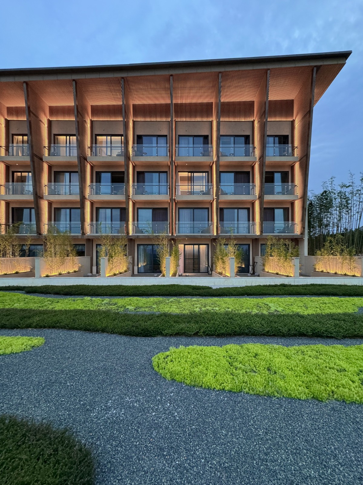 BIM建筑|“龙脊”- 地中海黑龙滩度假酒店 / AIM ARCHITECTURE