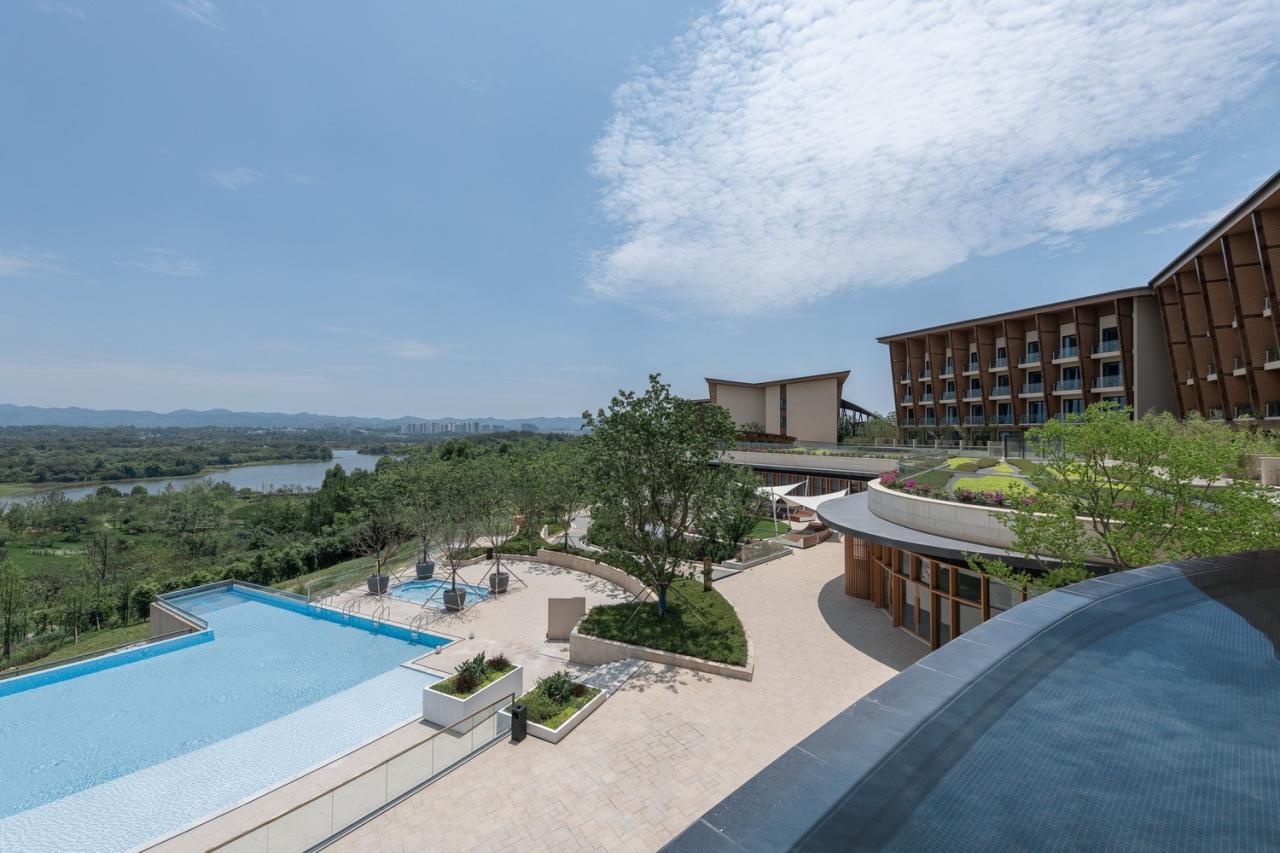 BIM建筑|“龙脊”- 地中海黑龙滩度假酒店 / AIM ARCHITECTURE