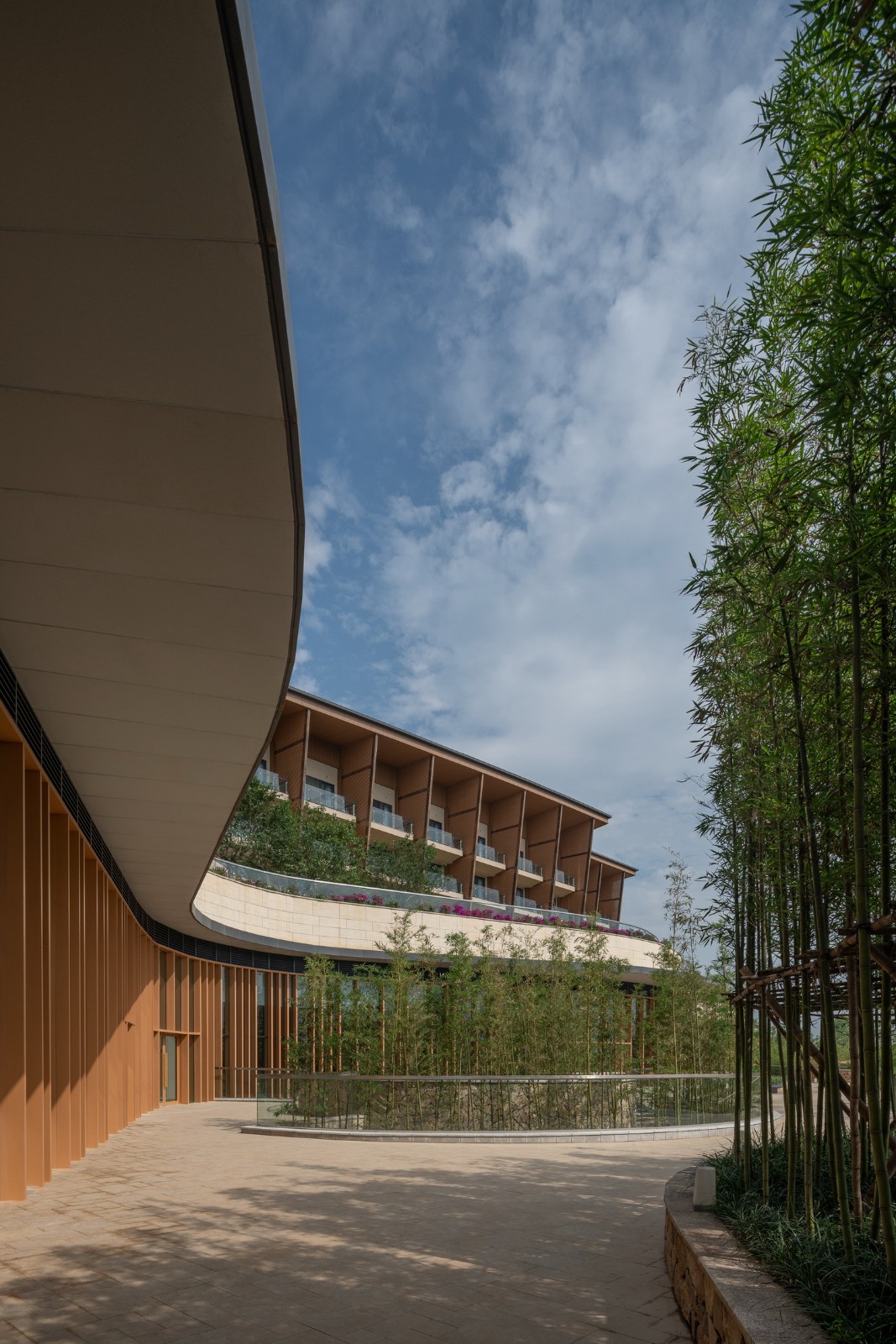 BIM建筑|“龙脊”- 地中海黑龙滩度假酒店 / AIM ARCHITECTURE