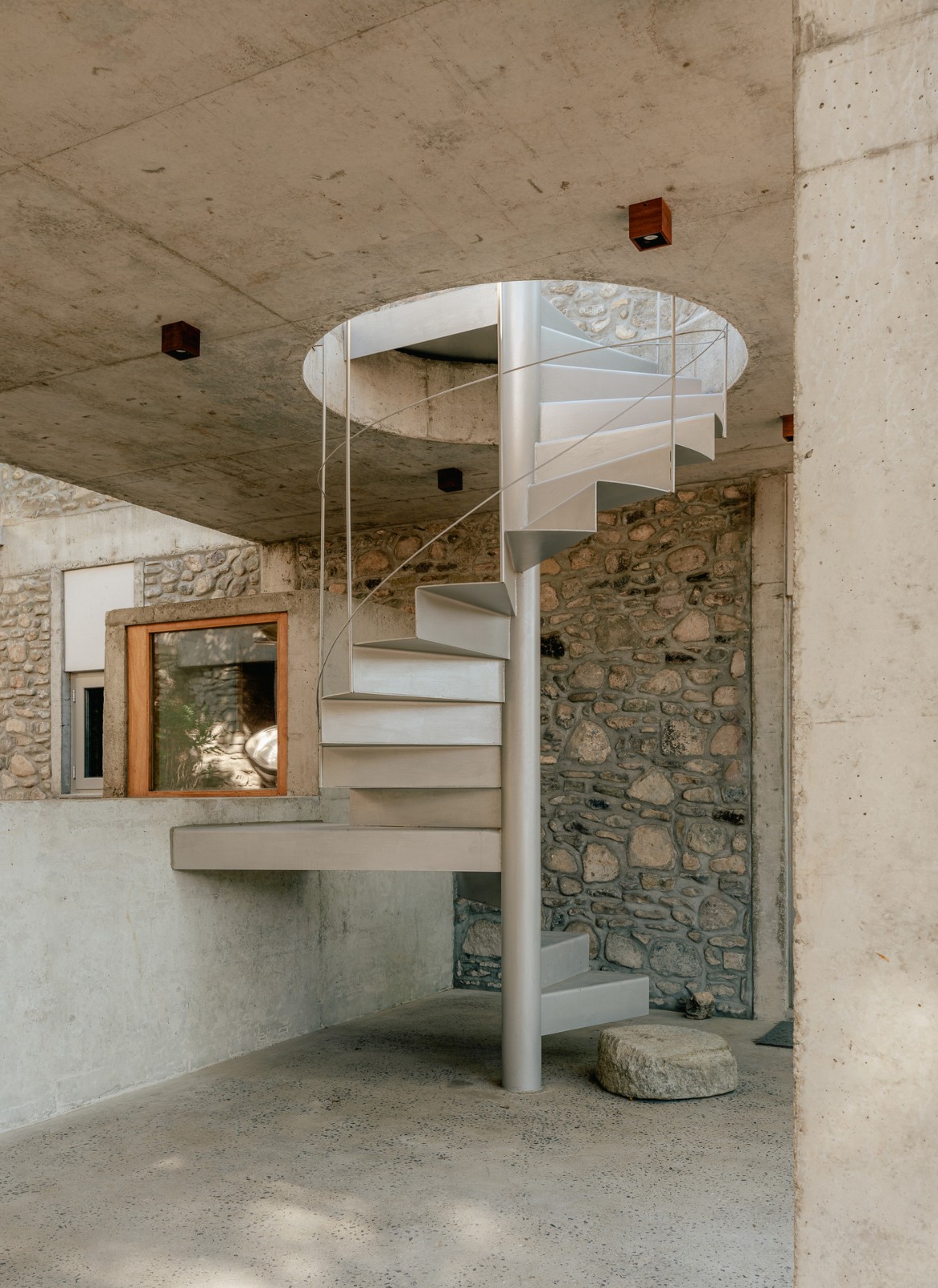 BIM建筑|废土乐园、虚张声势与巨大火锅 / 察社办公室