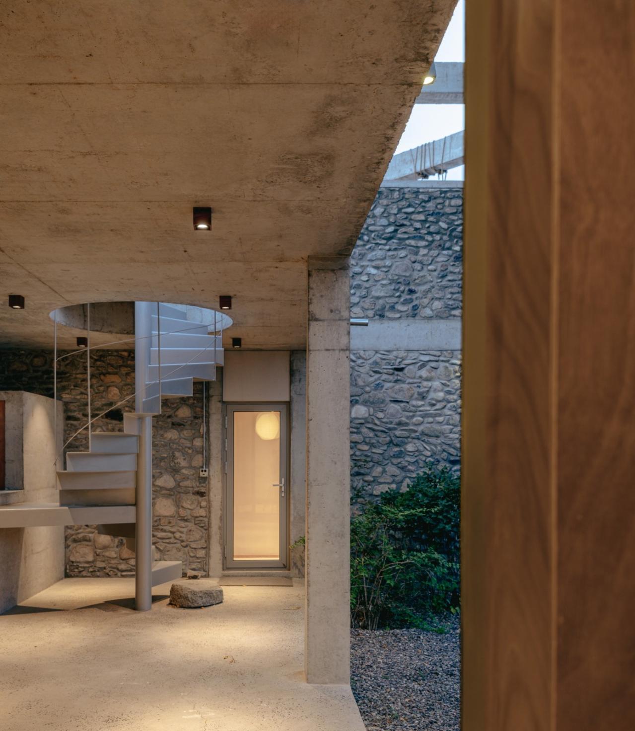 BIM建筑|废土乐园、虚张声势与巨大火锅 / 察社办公室