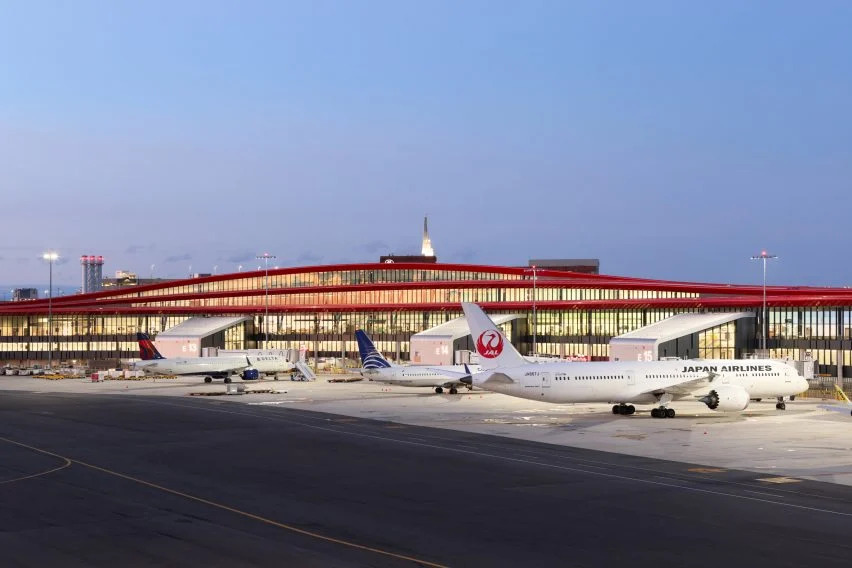 BIM建筑|艾奕康和维达尔设计红色屋顶航站楼