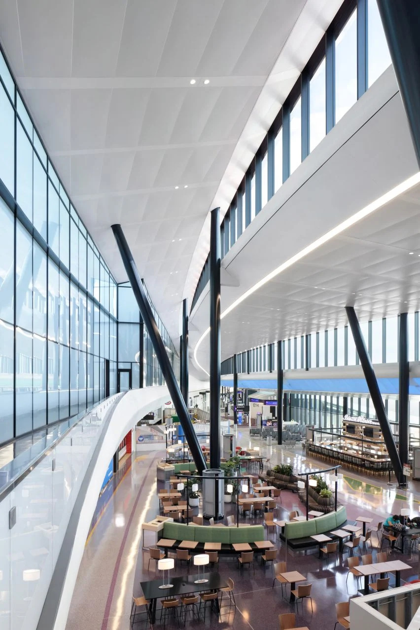 BIM建筑|艾奕康和维达尔设计红色屋顶航站楼