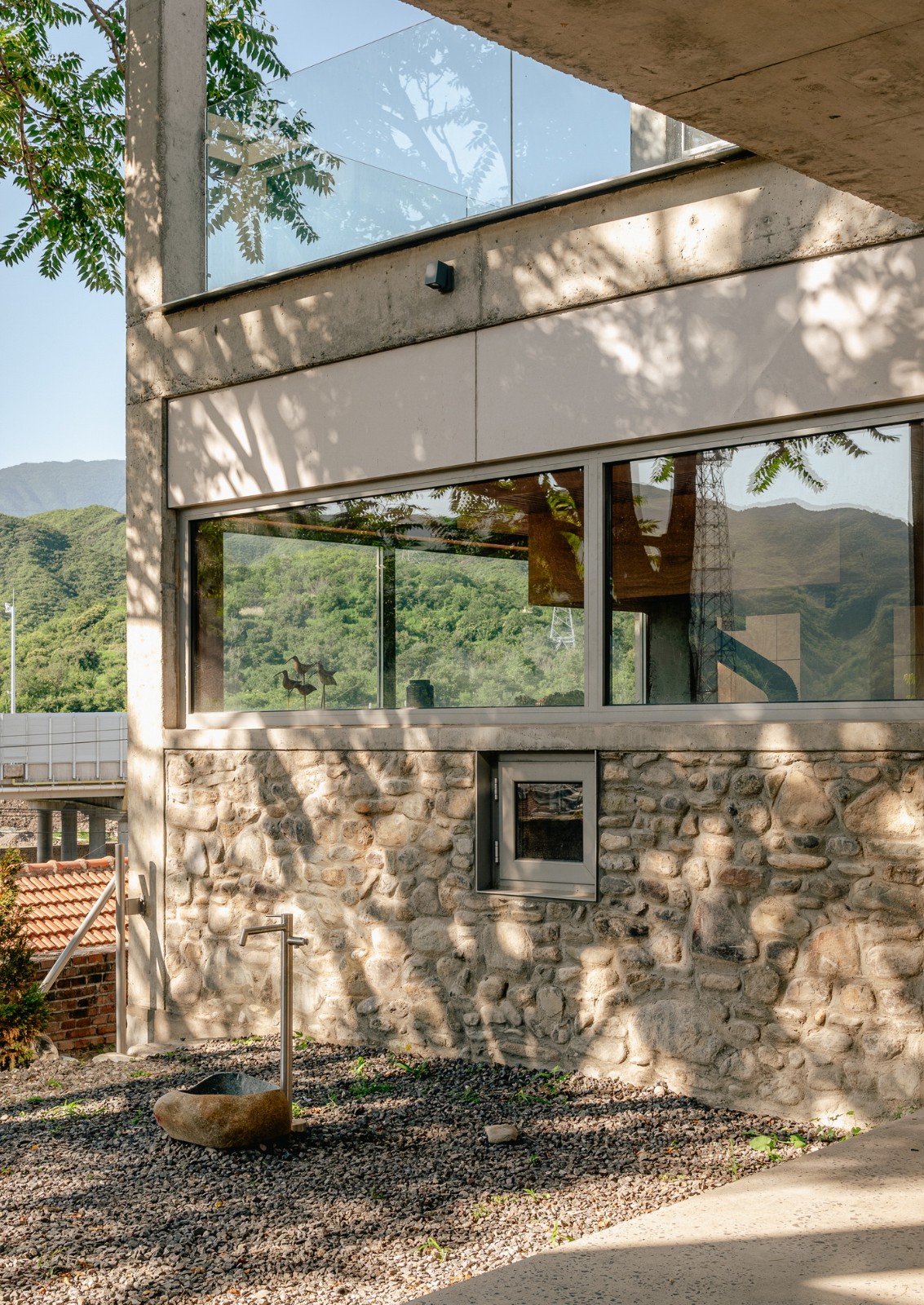 BIM建筑|废土乐园、虚张声势与巨大火锅 / 察社办公室