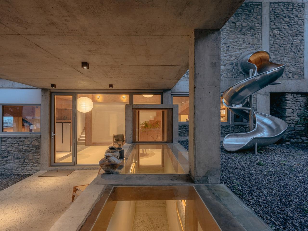 BIM建筑|废土乐园、虚张声势与巨大火锅 / 察社办公室