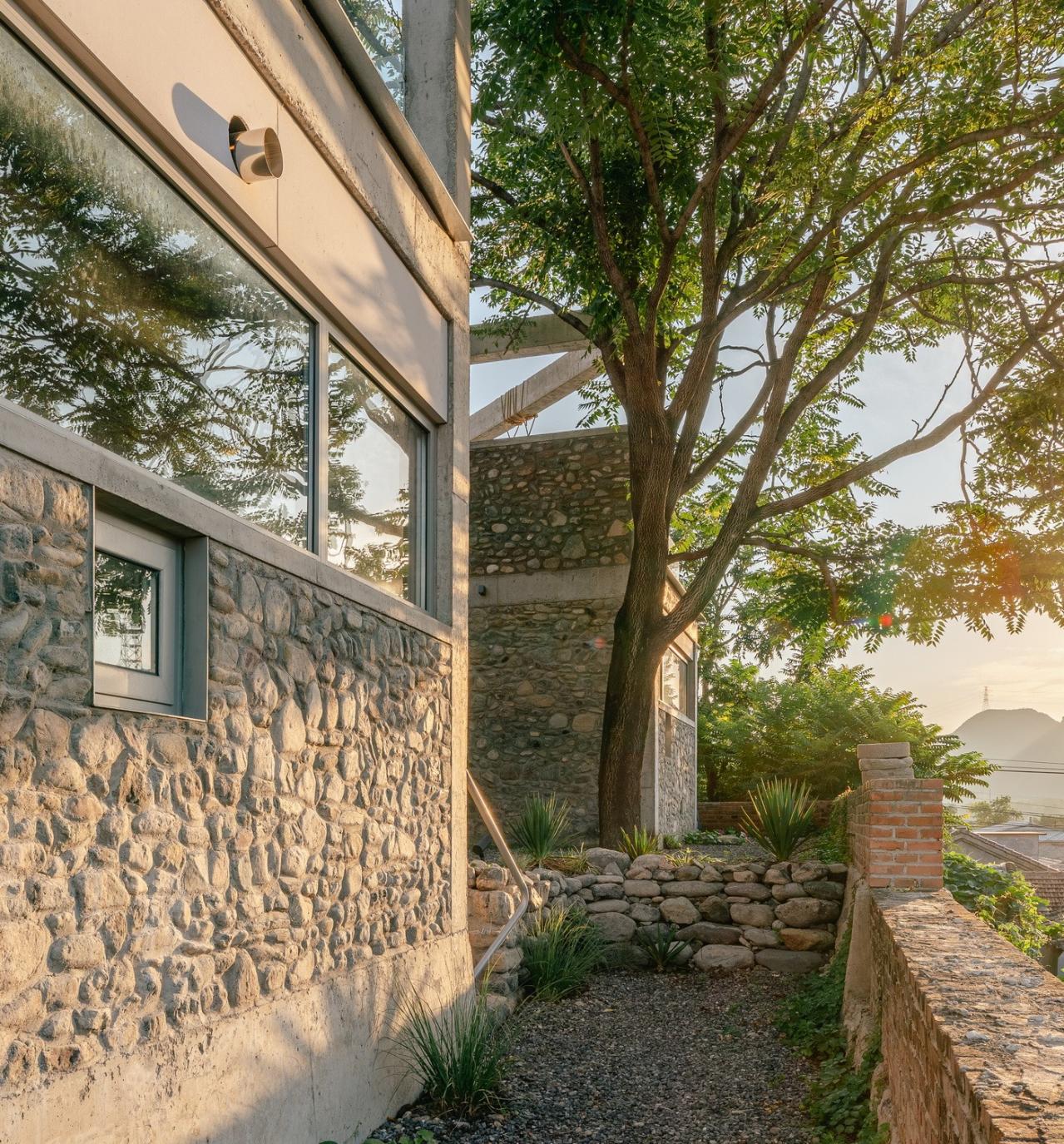 BIM建筑|废土乐园、虚张声势与巨大火锅 / 察社办公室