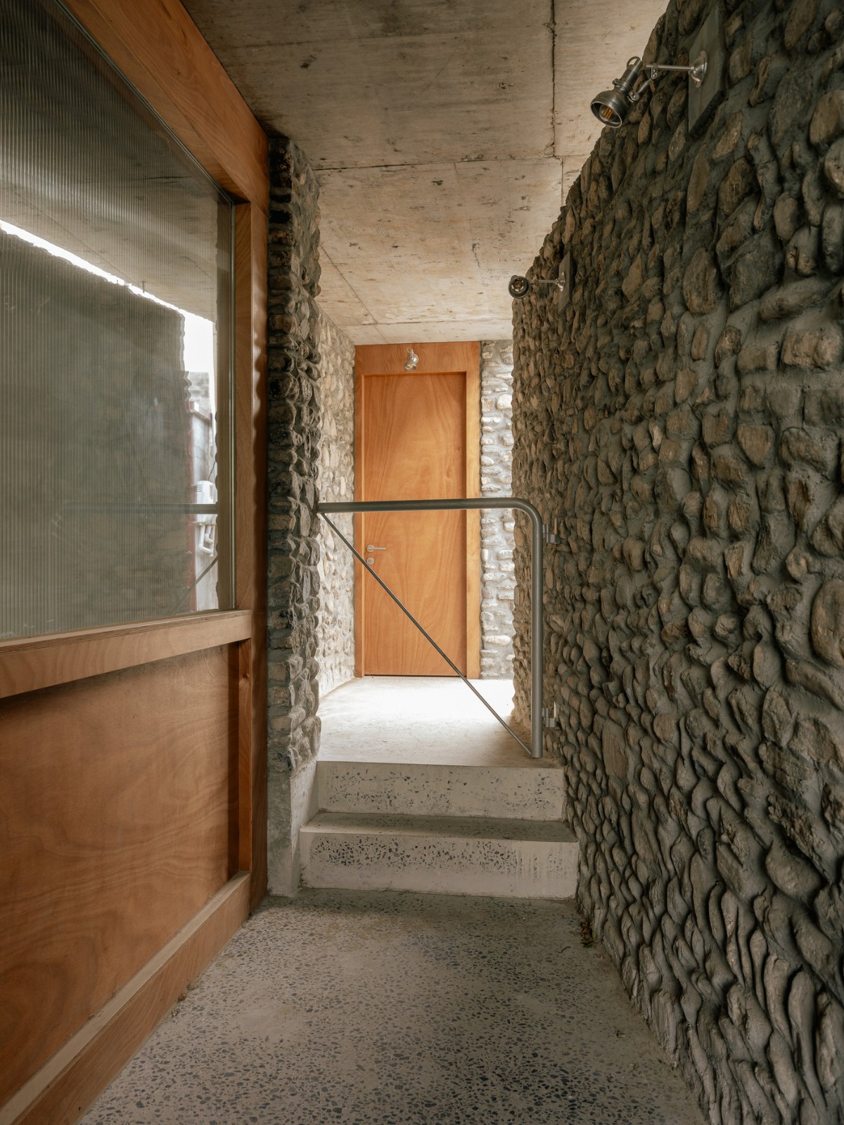 BIM建筑|废土乐园、虚张声势与巨大火锅 / 察社办公室