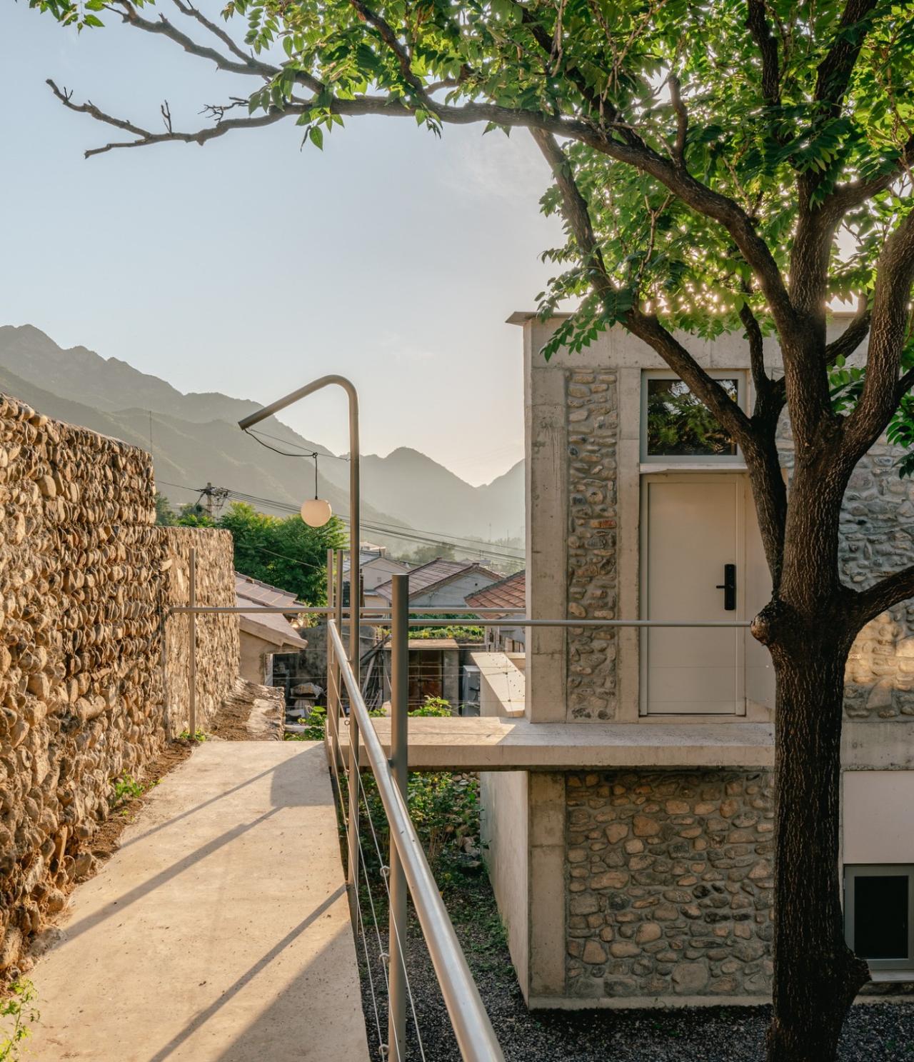 BIM建筑|废土乐园、虚张声势与巨大火锅 / 察社办公室