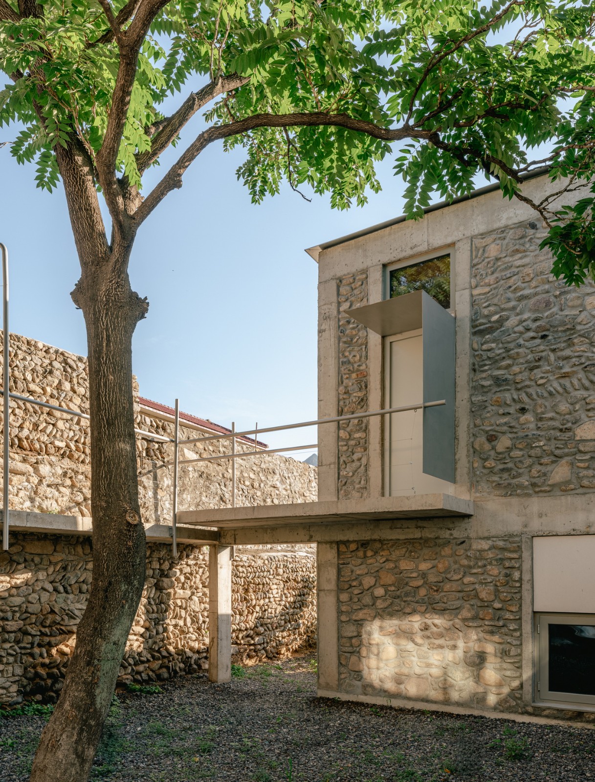 BIM建筑|废土乐园、虚张声势与巨大火锅 / 察社办公室