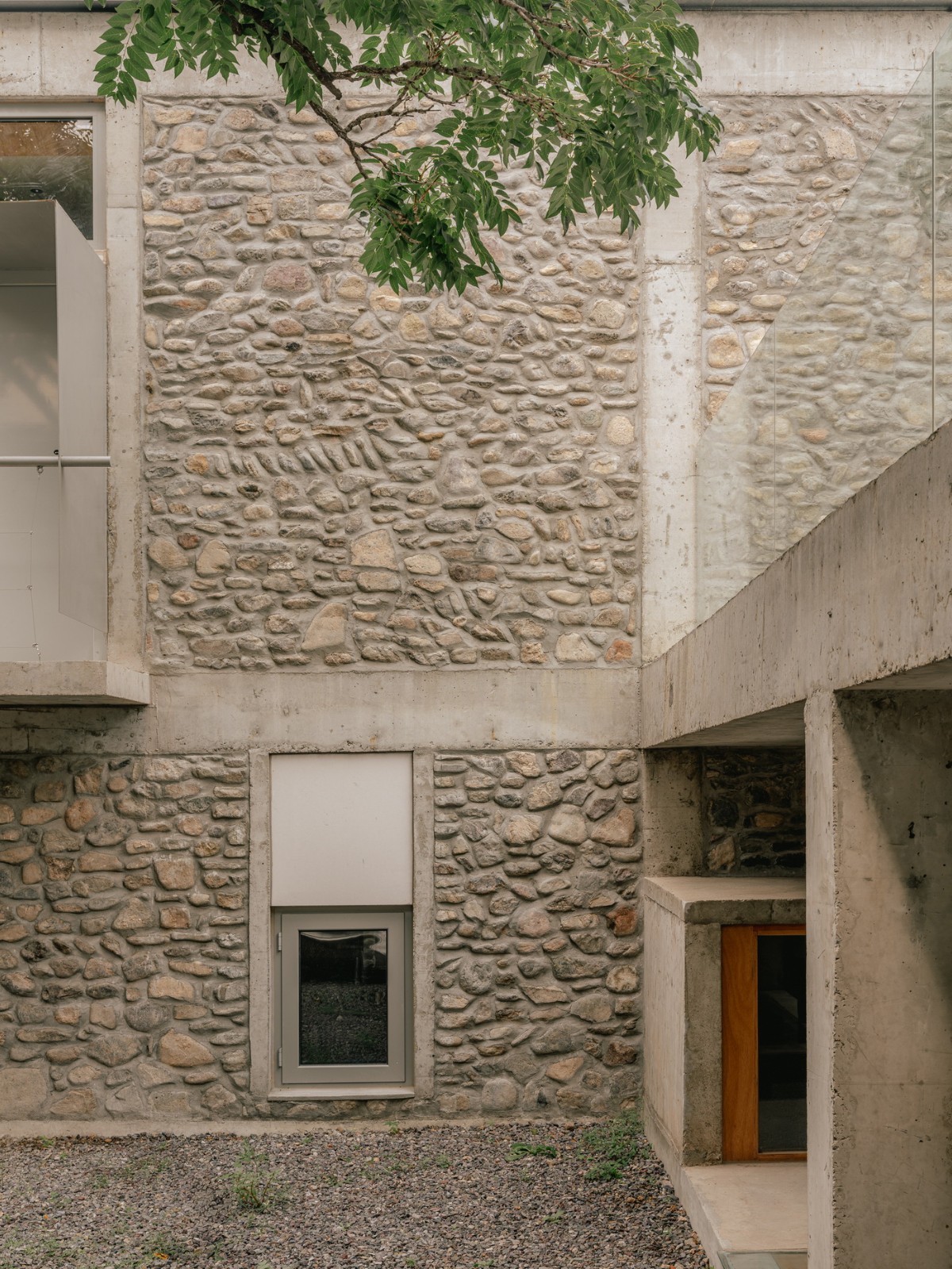 BIM建筑|废土乐园、虚张声势与巨大火锅 / 察社办公室