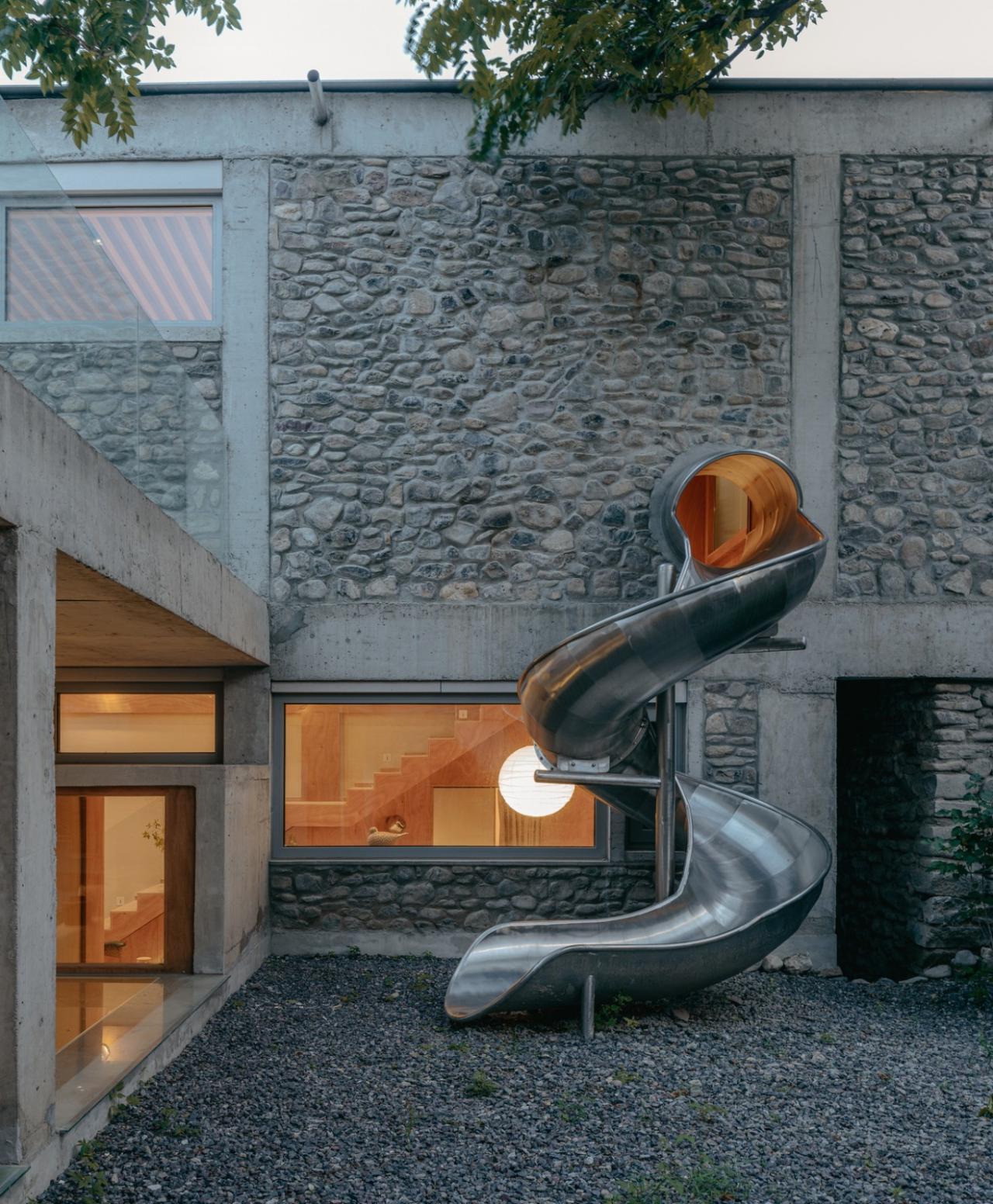 BIM建筑|废土乐园、虚张声势与巨大火锅 / 察社办公室