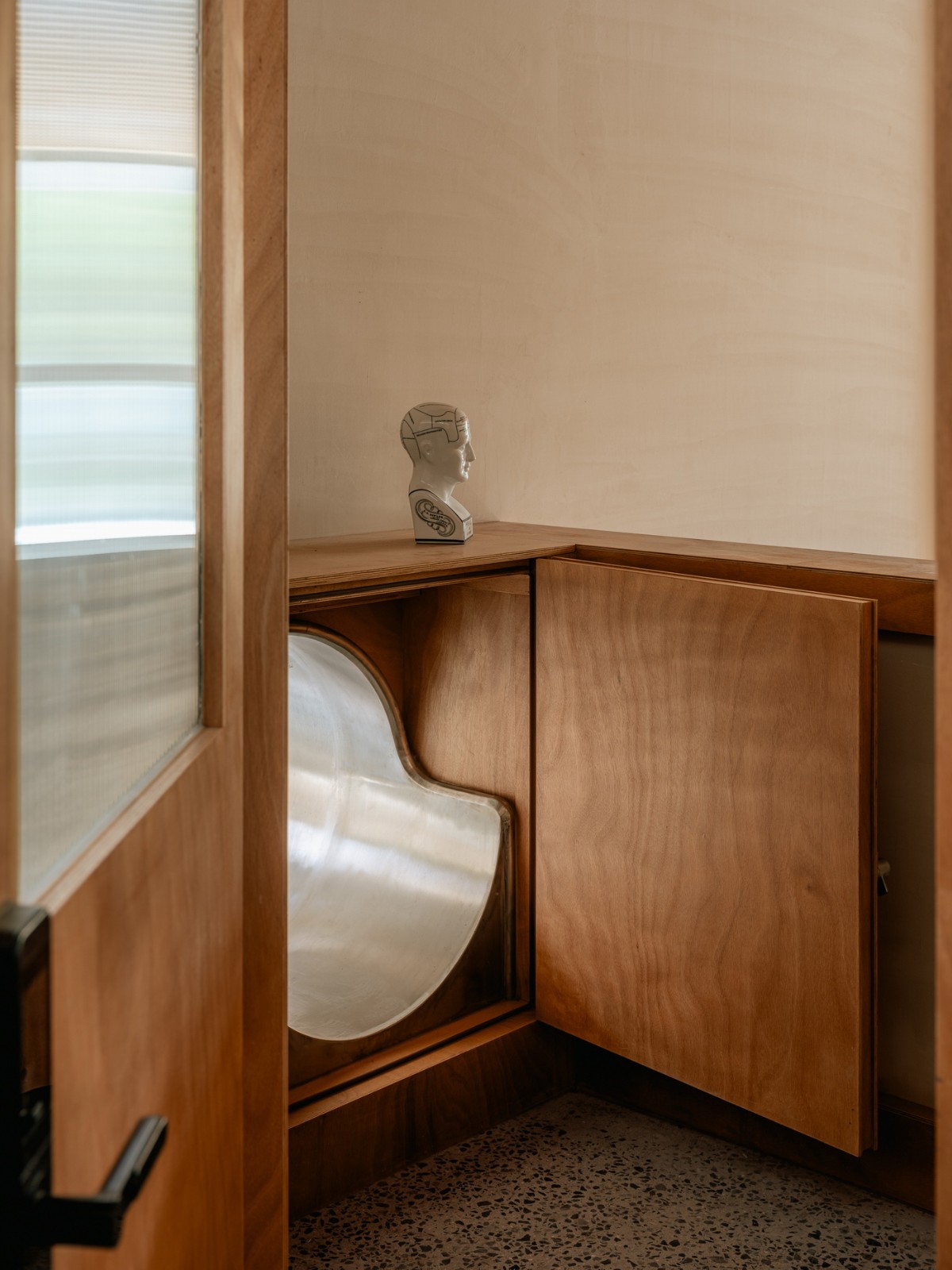 BIM建筑|废土乐园、虚张声势与巨大火锅 / 察社办公室