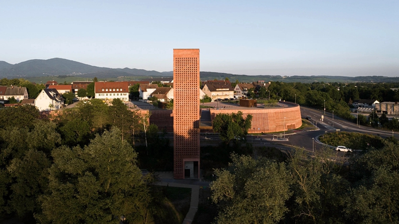 BIM建筑|莫诺工作室设计顶部穿孔混凝土停车场