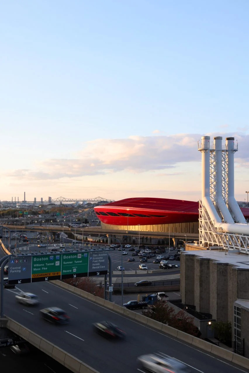 BIM建筑|艾奕康和维达尔设计红色屋顶航站楼