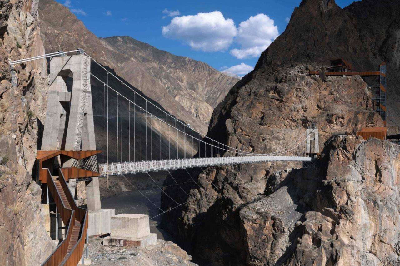 BIM建筑|西藏•怒江72拐大峡谷景区 / 小隐建筑事务所