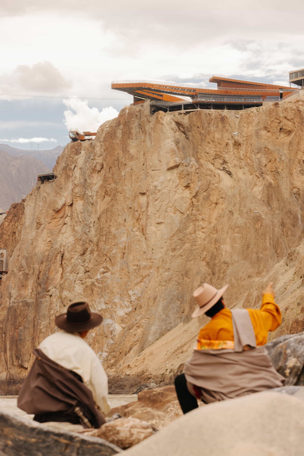 BIM建筑|西藏•怒江72拐大峡谷景区 / 小隐建筑事务所