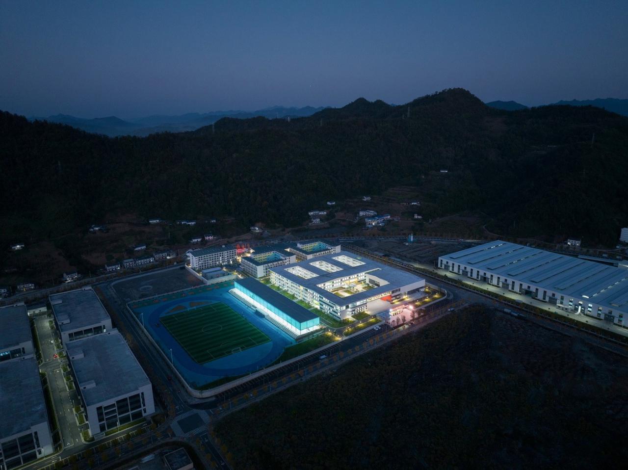 BIM建筑|南山五福堂高级中学 / 小写建筑