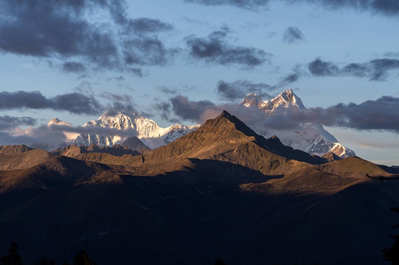 BIM建筑|西藏•怒江72拐大峡谷景区 / 小隐建筑事务所