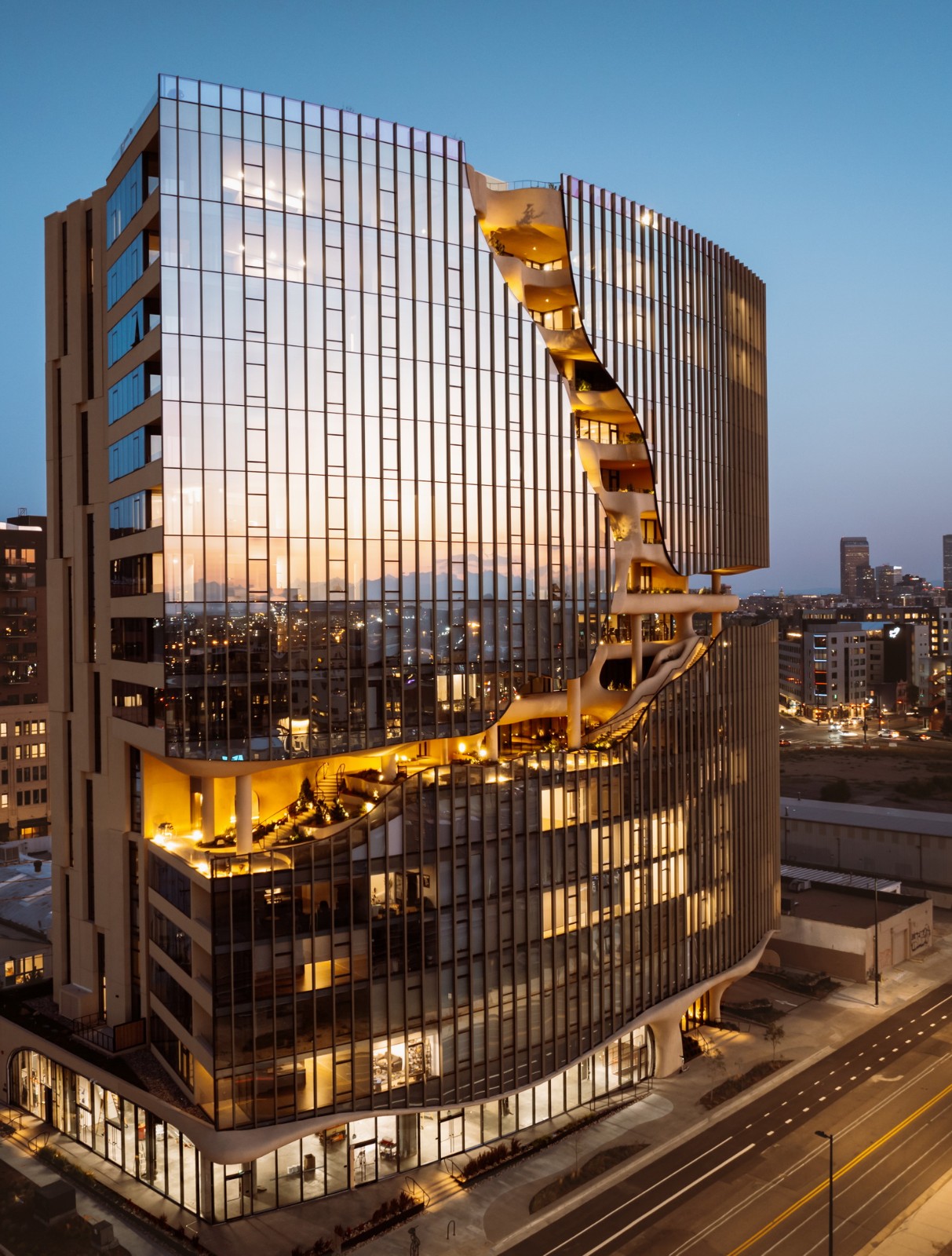 BIM建筑|“垂直峡谷”: 美国丹佛住宅建成 / MAD