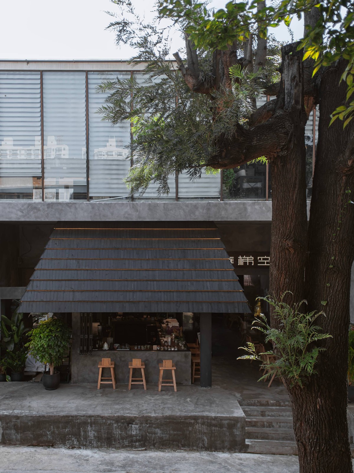 BIM建筑|接梯空间：旧厂房，新书咖 / 素造建筑