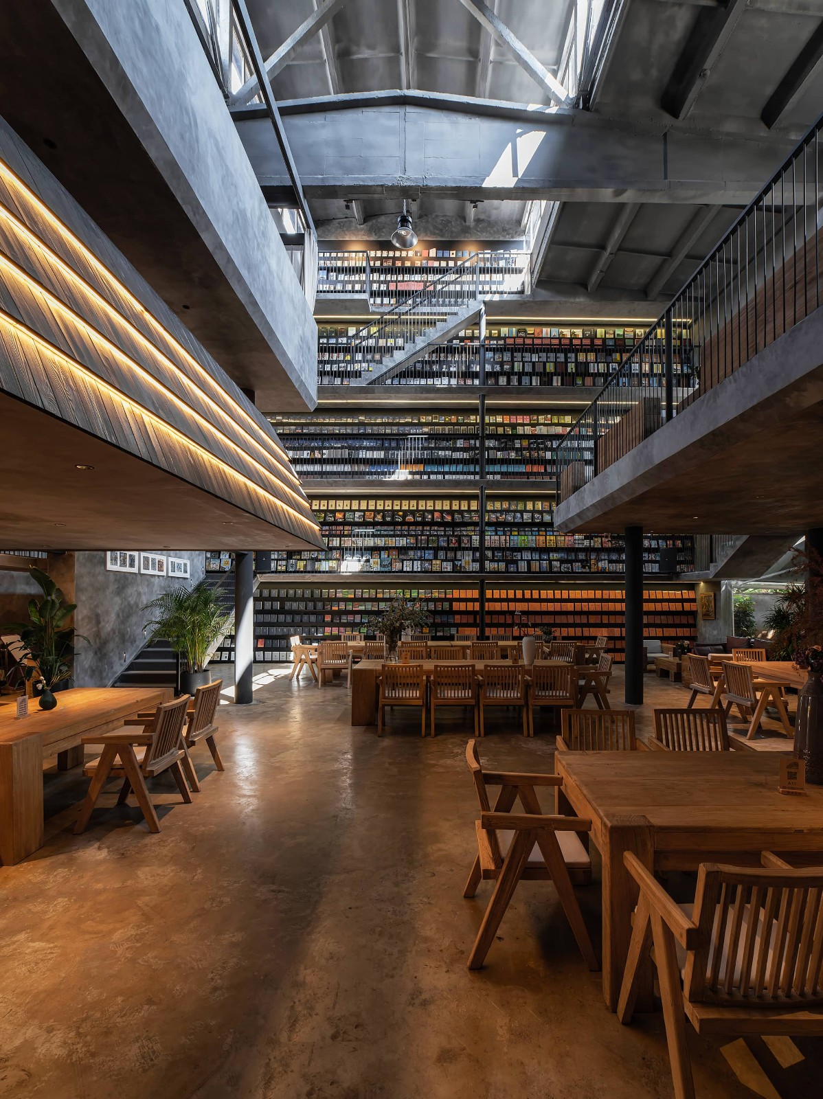 BIM建筑|接梯空间：旧厂房，新书咖 / 素造建筑