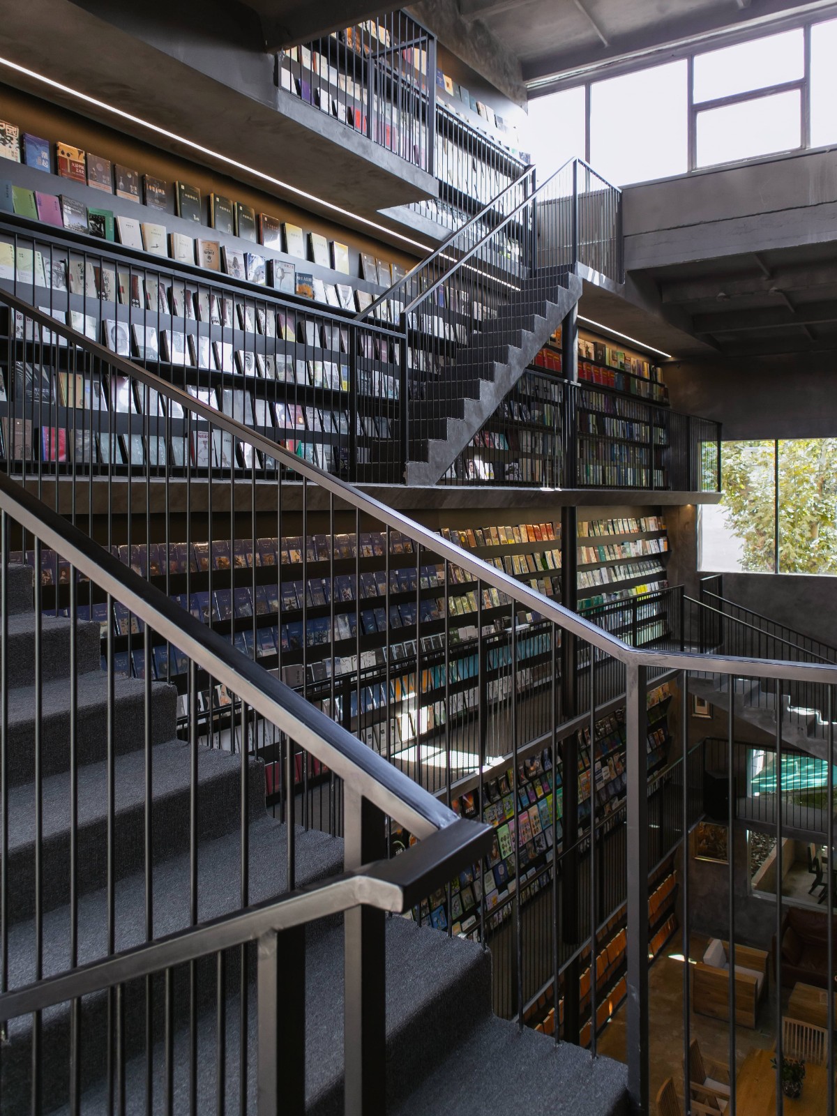 BIM建筑|接梯空间：旧厂房，新书咖 / 素造建筑