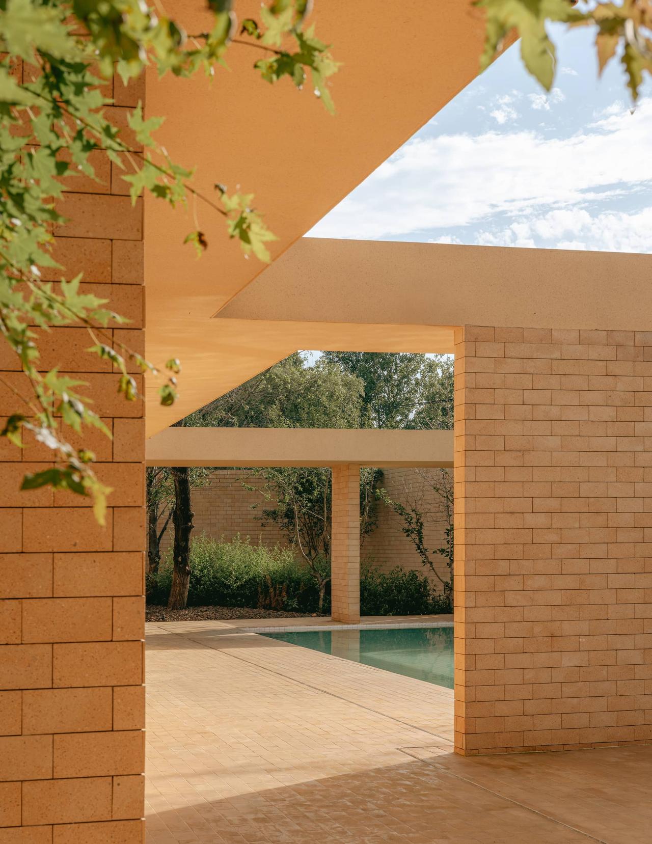 BIM建筑|ARVO 16：30酒店: 接住光影草木的城堡 / 大料建筑