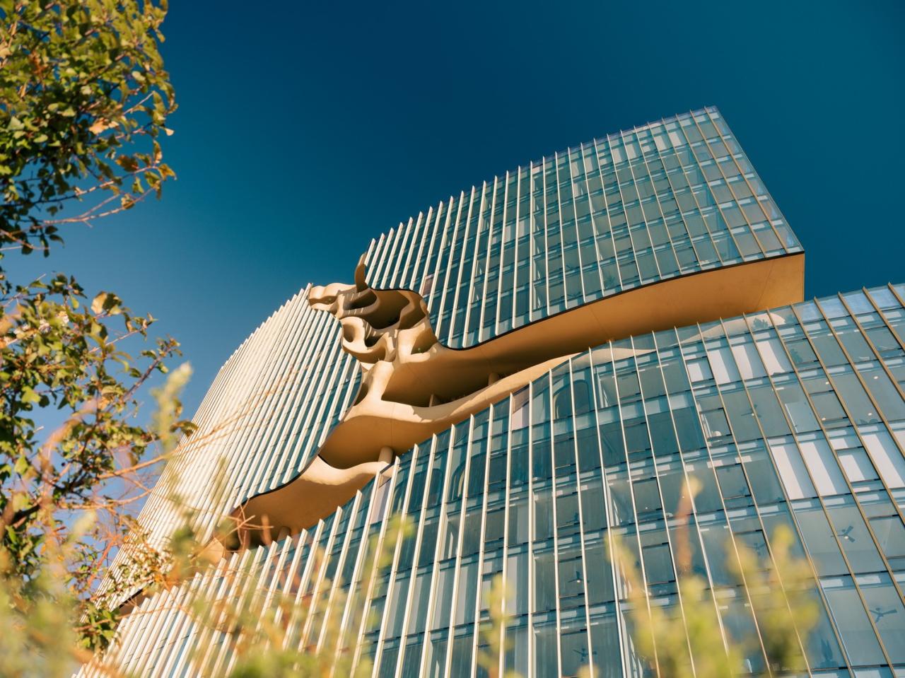 BIM建筑|“垂直峡谷”: 美国丹佛住宅建成 / MAD