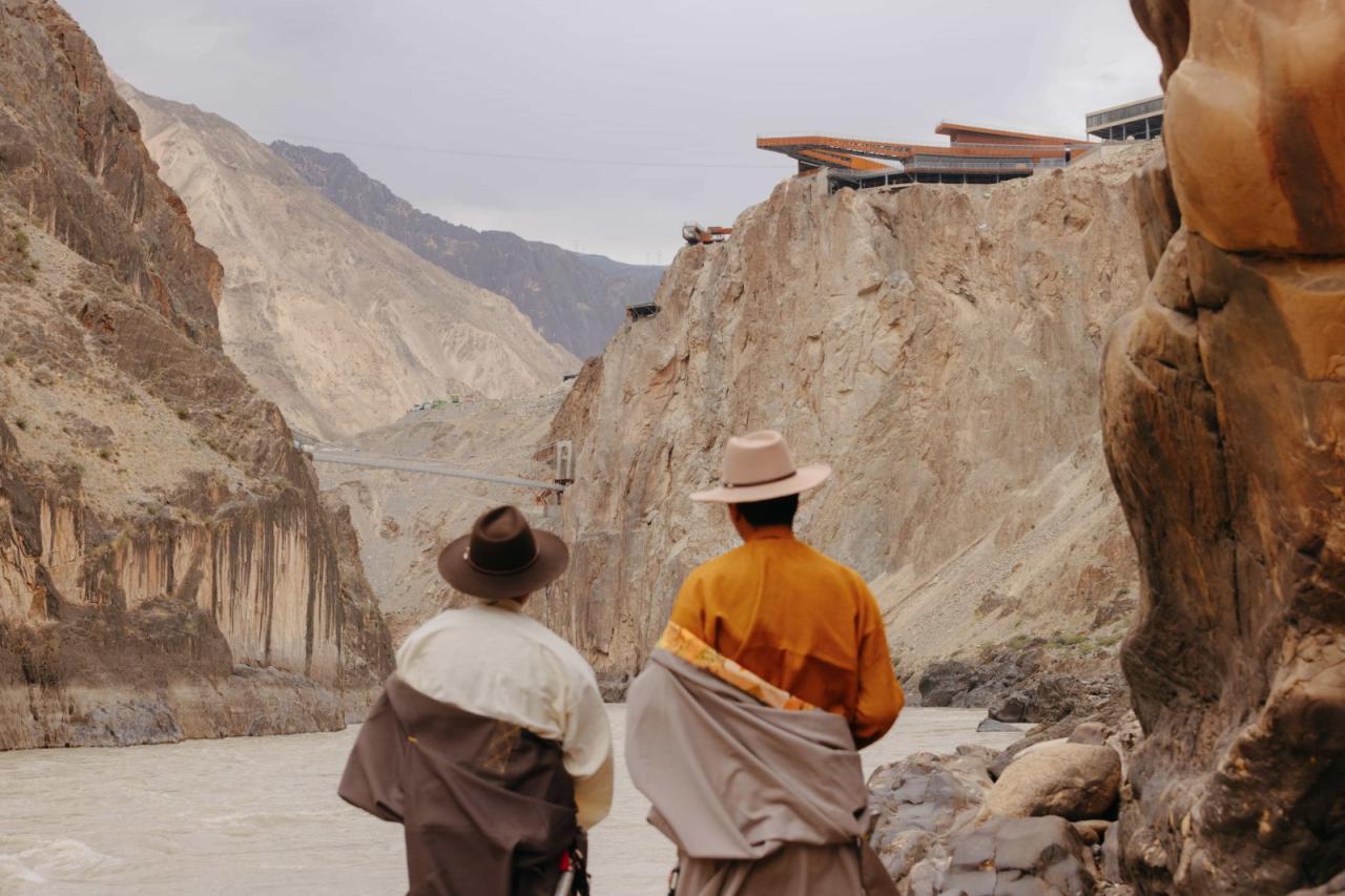 BIM建筑|西藏•怒江72拐大峡谷景区 / 小隐建筑事务所