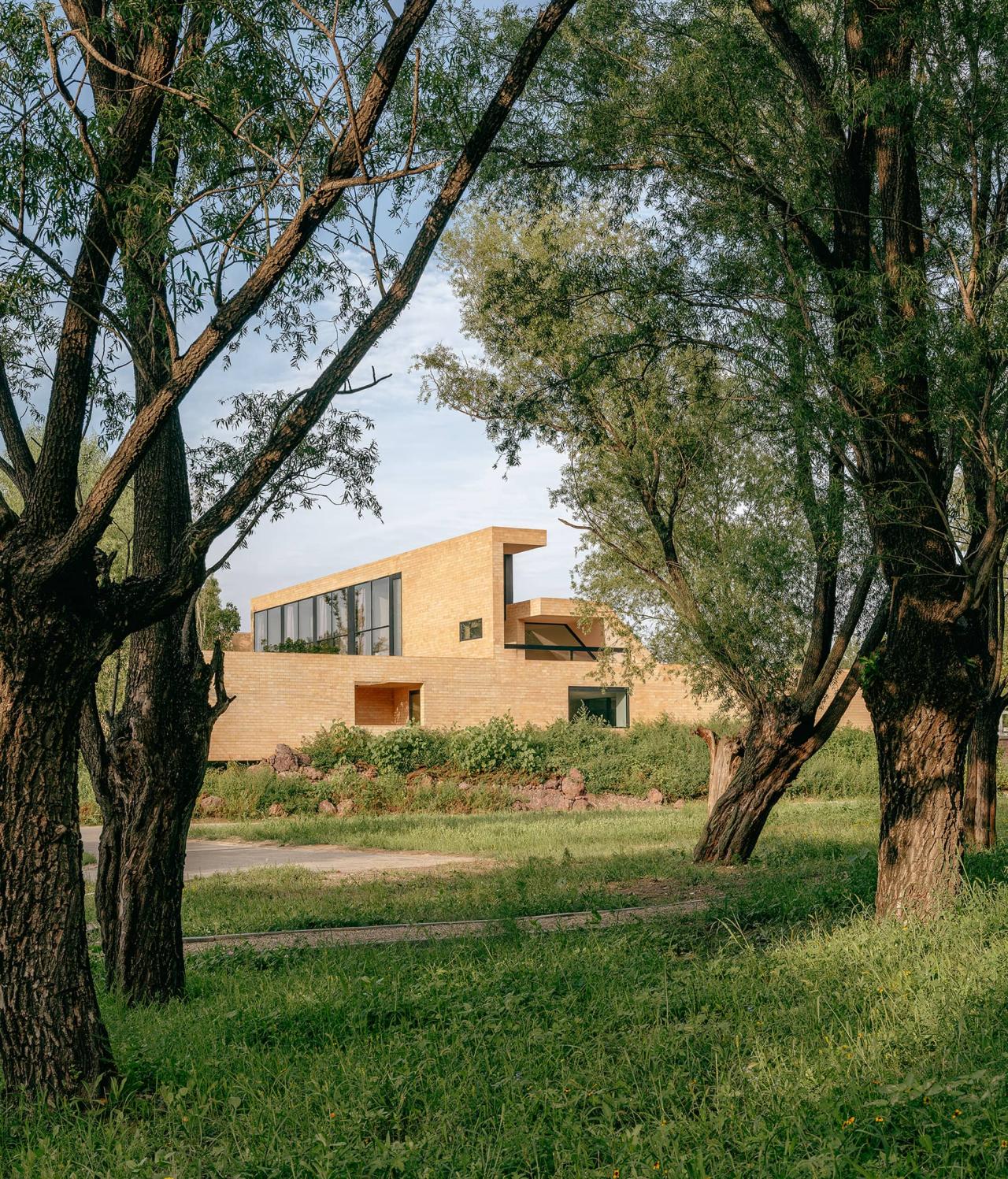 BIM建筑|ARVO 16：30酒店: 接住光影草木的城堡 / 大料建筑