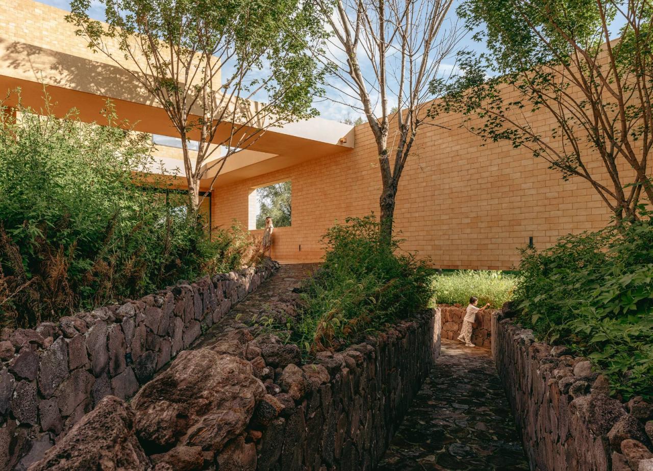 BIM建筑|ARVO 16：30酒店: 接住光影草木的城堡 / 大料建筑