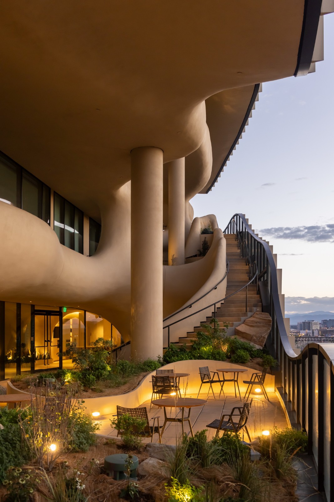 BIM建筑|“垂直峡谷”: 美国丹佛住宅建成 / MAD