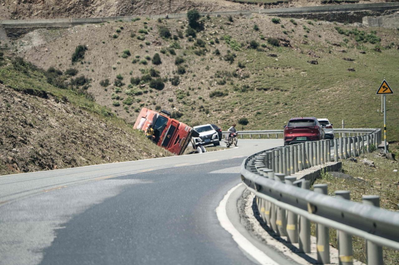 BIM建筑|西藏•怒江72拐大峡谷景区 / 小隐建筑事务所