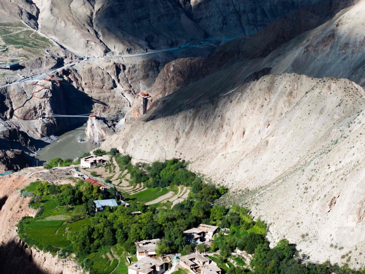 BIM建筑|西藏•怒江72拐大峡谷景区 / 小隐建筑事务所