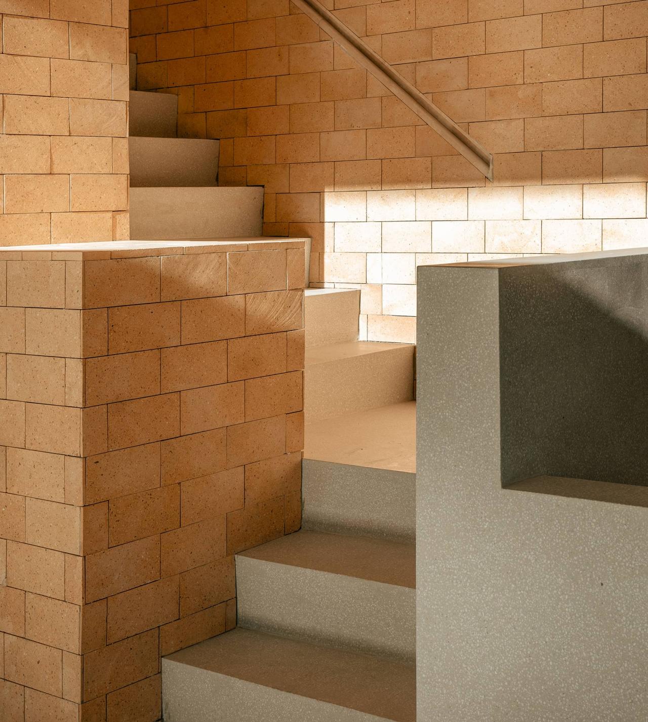 BIM建筑|ARVO 16：30酒店: 接住光影草木的城堡 / 大料建筑