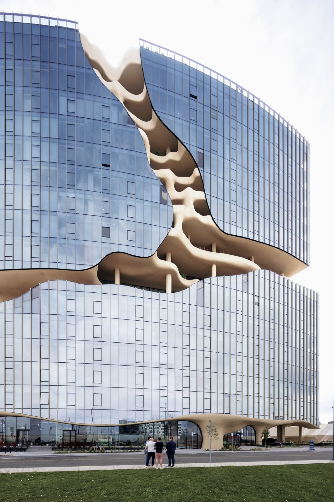 BIM建筑|“垂直峡谷”: 美国丹佛住宅建成 / MAD