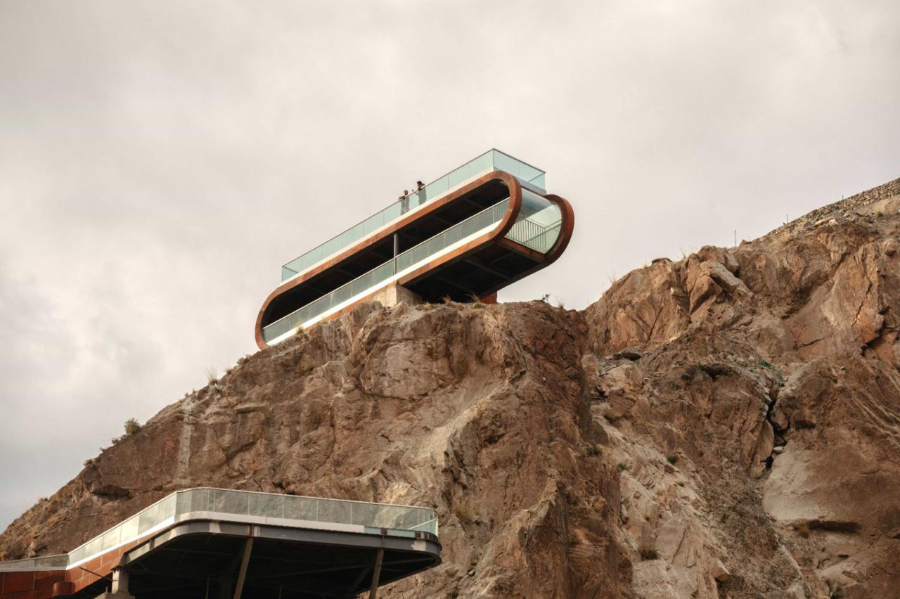 BIM建筑|西藏•怒江72拐大峡谷景区 / 小隐建筑事务所