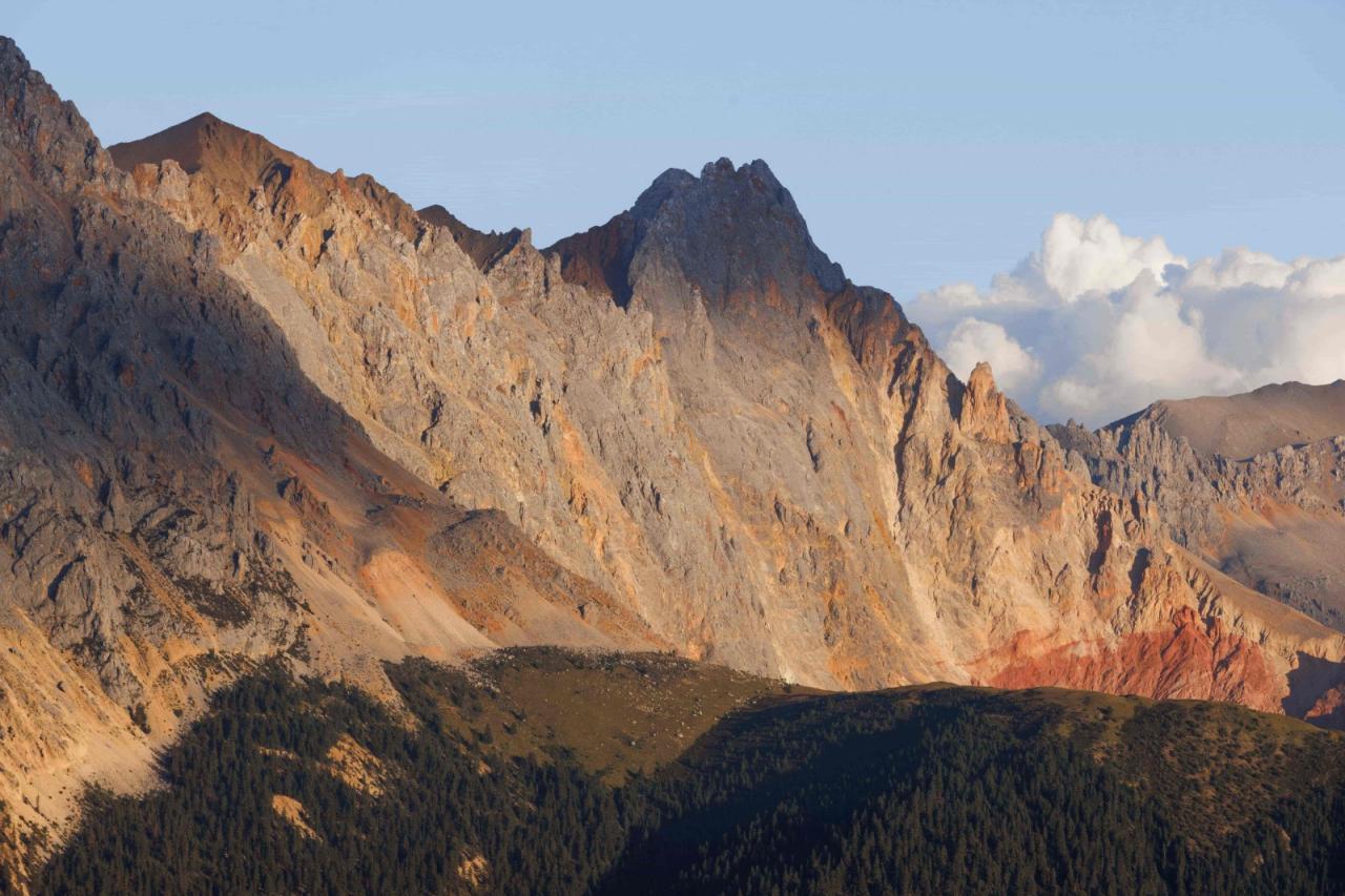 BIM建筑|西藏•怒江72拐大峡谷景区 / 小隐建筑事务所