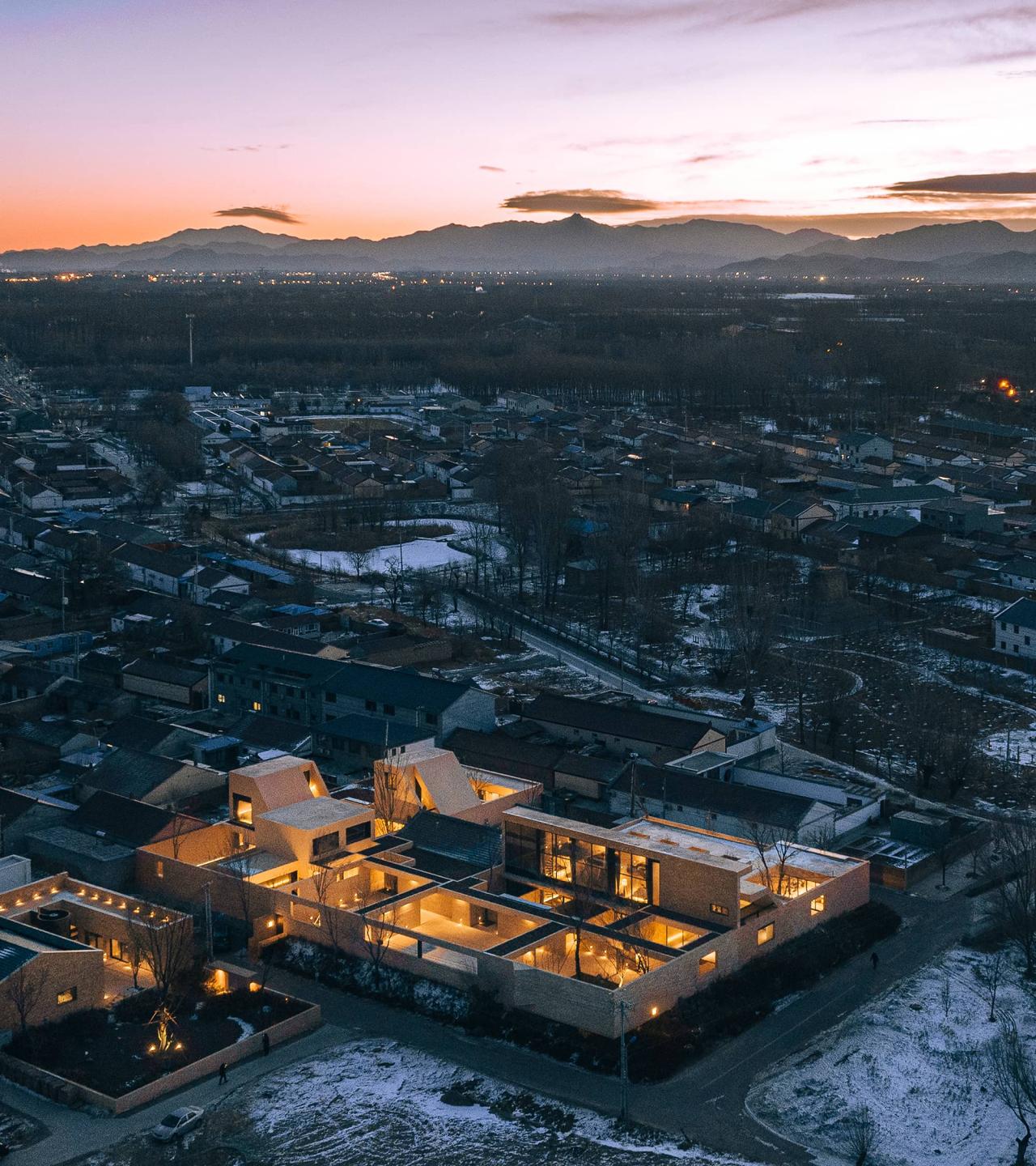 BIM建筑|ARVO 16：30酒店: 接住光影草木的城堡 / 大料建筑