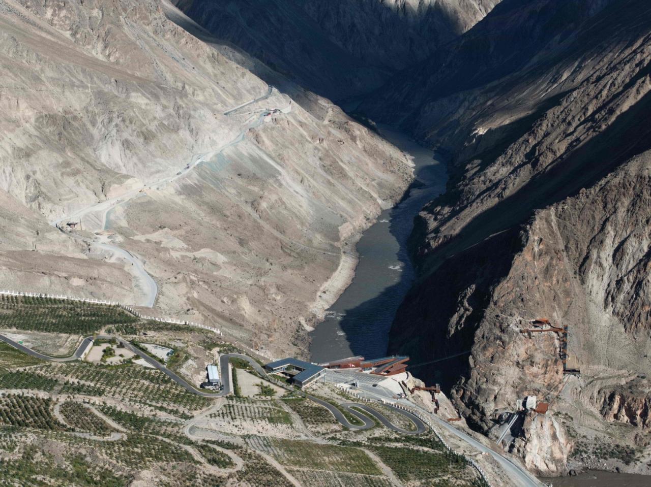 BIM建筑|西藏•怒江72拐大峡谷景区 / 小隐建筑事务所