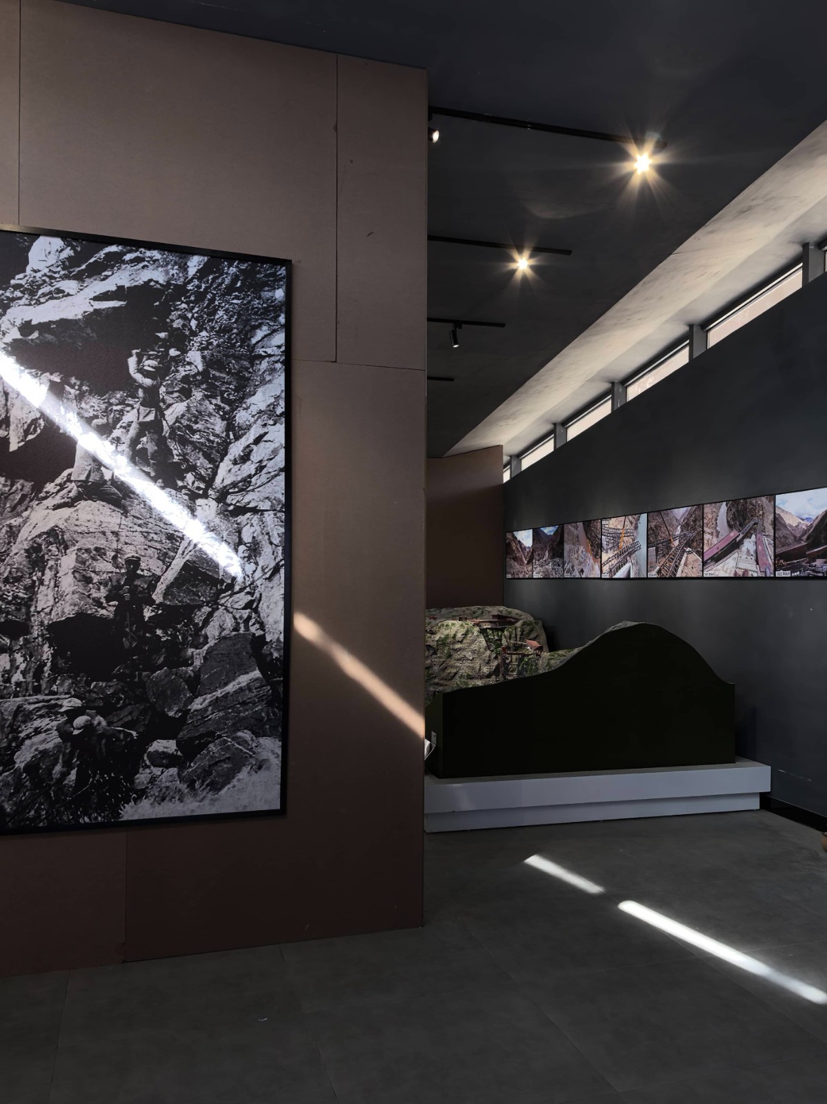 BIM建筑|西藏•怒江72拐大峡谷景区 / 小隐建筑事务所