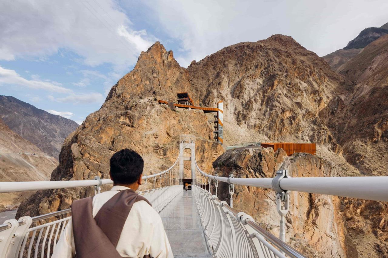 BIM建筑|西藏•怒江72拐大峡谷景区 / 小隐建筑事务所