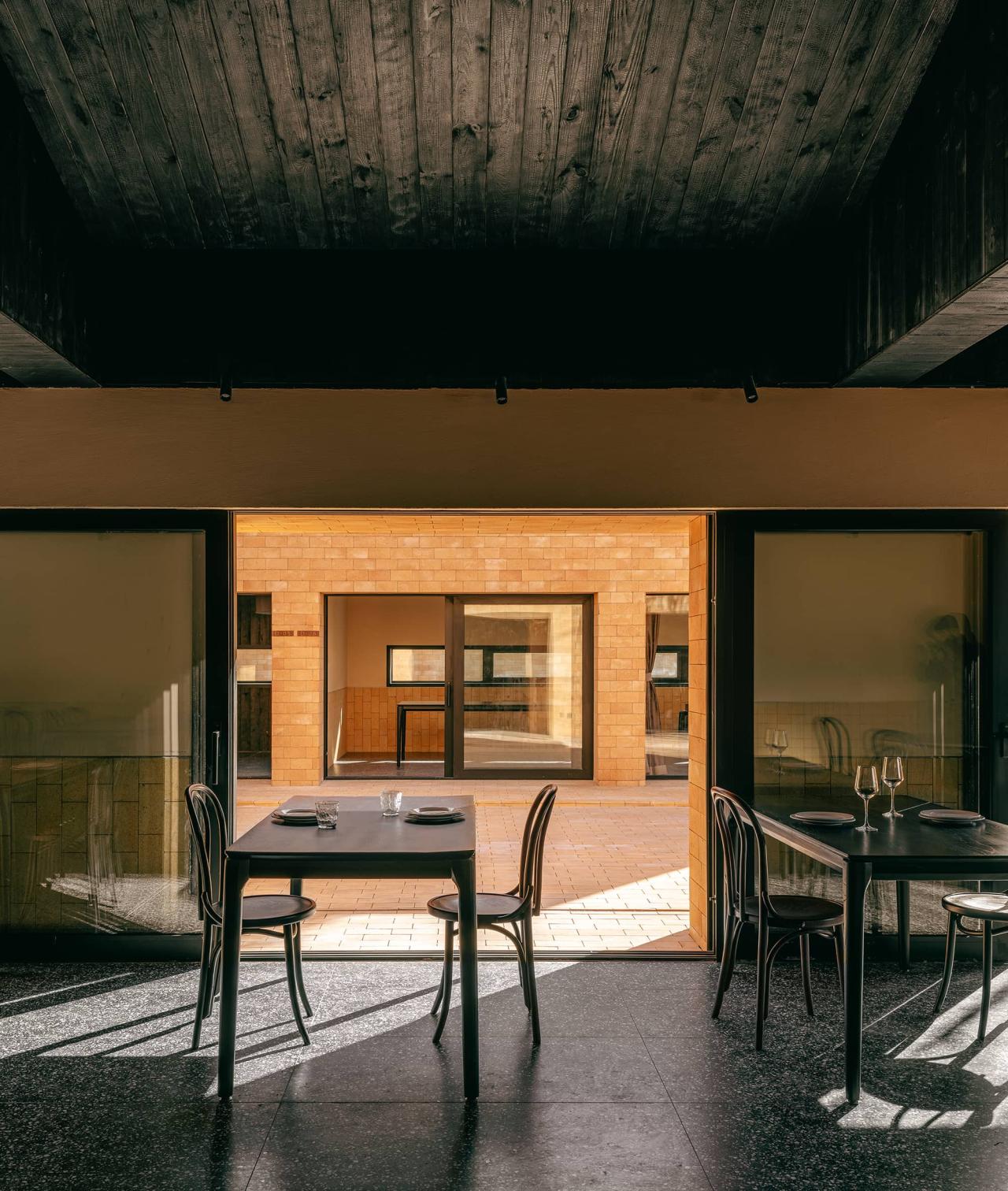 BIM建筑|ARVO 16：30酒店: 接住光影草木的城堡 / 大料建筑