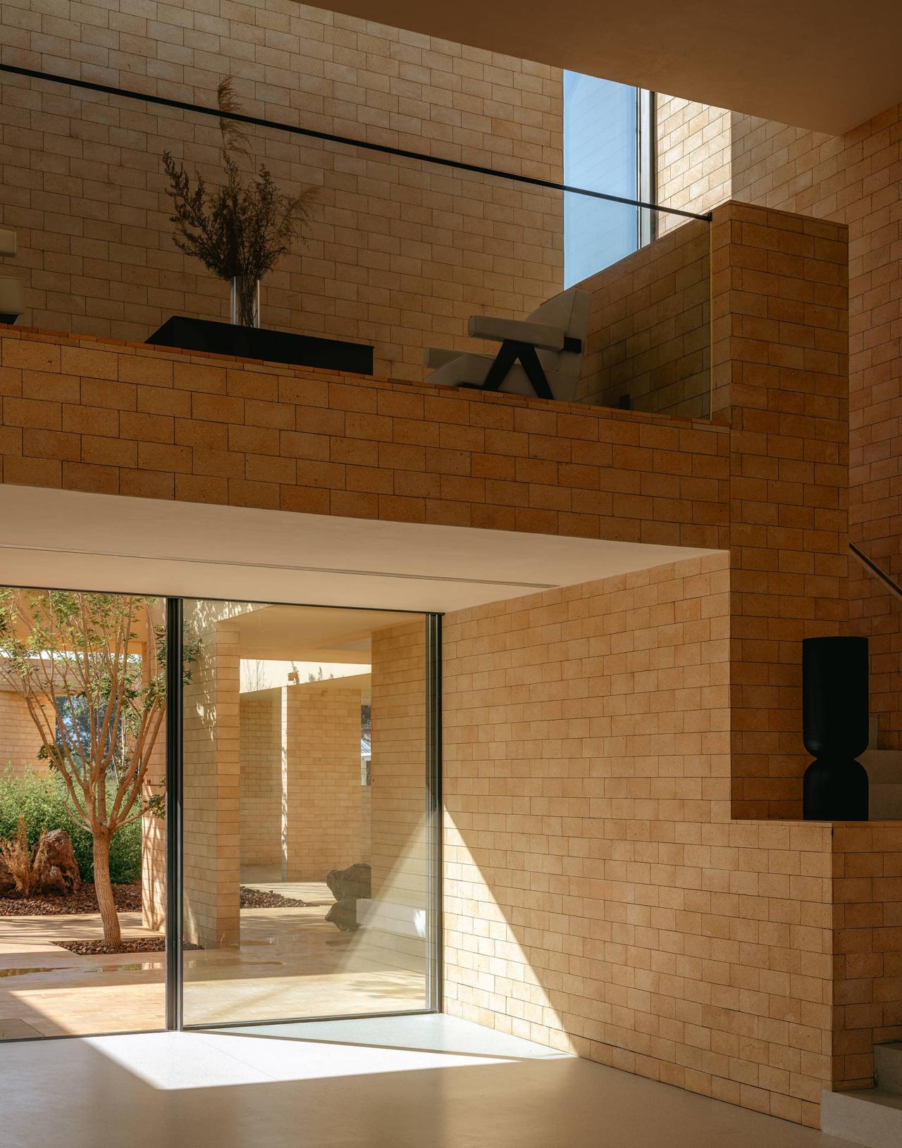 BIM建筑|ARVO 16：30酒店: 接住光影草木的城堡 / 大料建筑