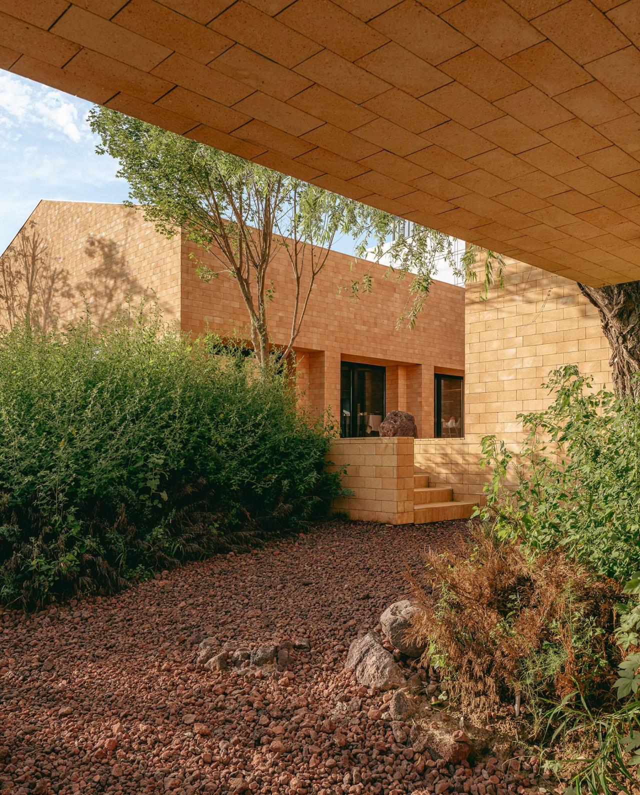 BIM建筑|ARVO 16：30酒店: 接住光影草木的城堡 / 大料建筑