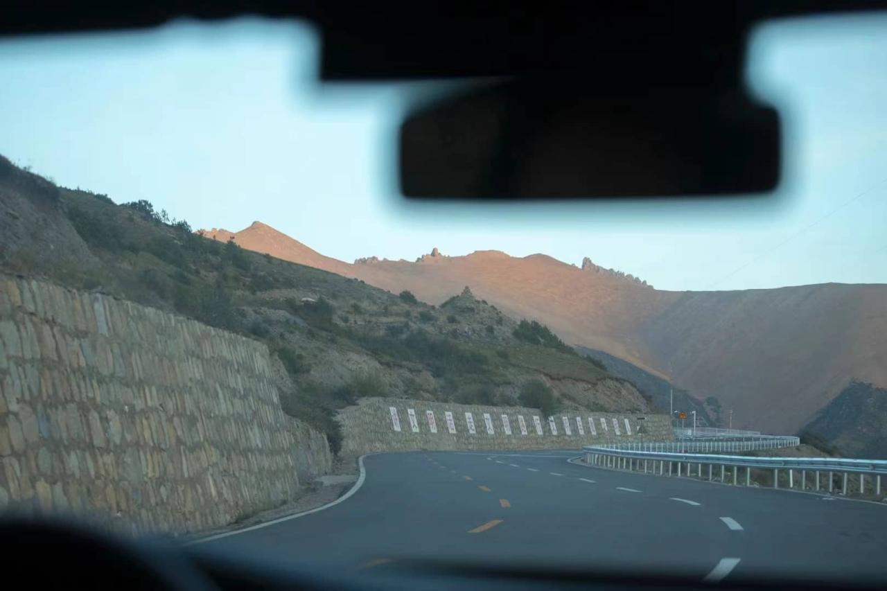 BIM建筑|西藏•怒江72拐大峡谷景区 / 小隐建筑事务所