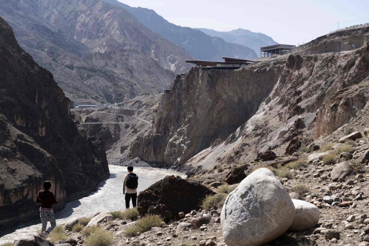 BIM建筑|西藏•怒江72拐大峡谷景区 / 小隐建筑事务所