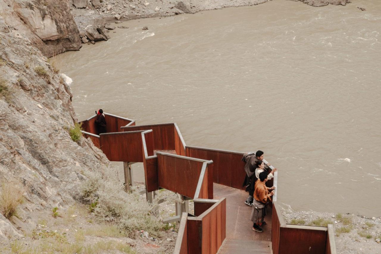 BIM建筑|西藏•怒江72拐大峡谷景区 / 小隐建筑事务所