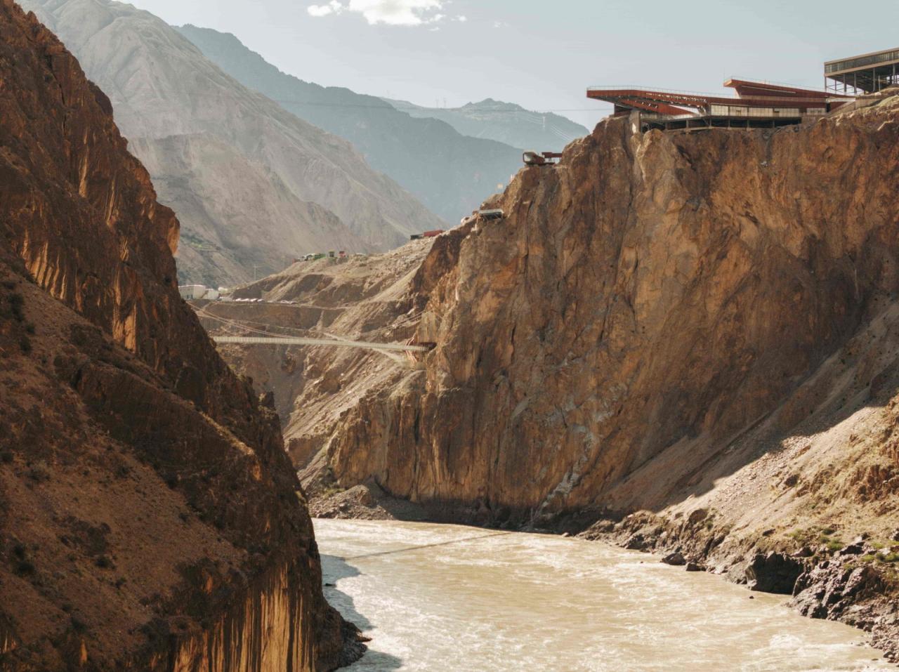 BIM建筑|西藏•怒江72拐大峡谷景区 / 小隐建筑事务所