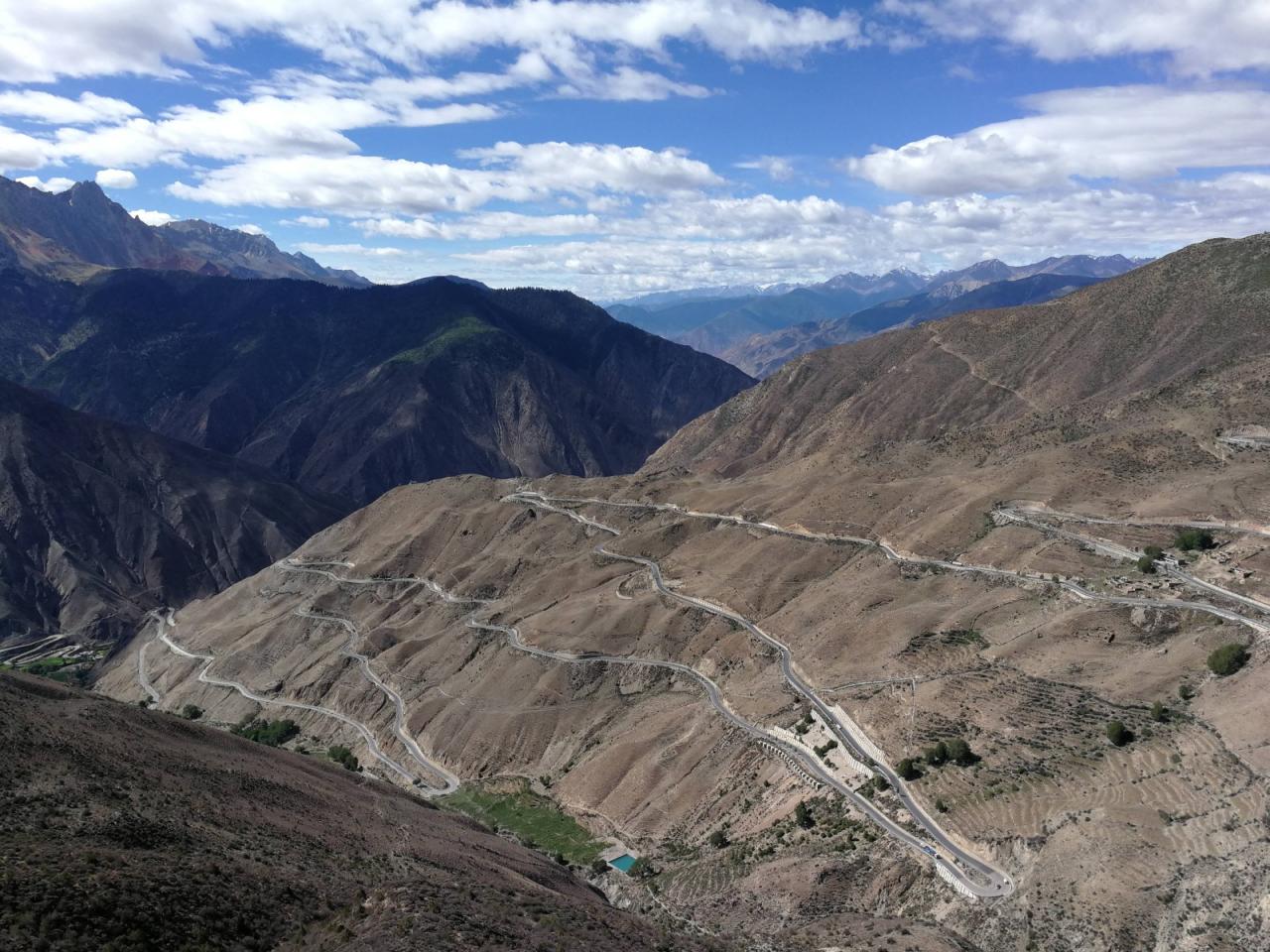 BIM建筑|西藏•怒江72拐大峡谷景区 / 小隐建筑事务所